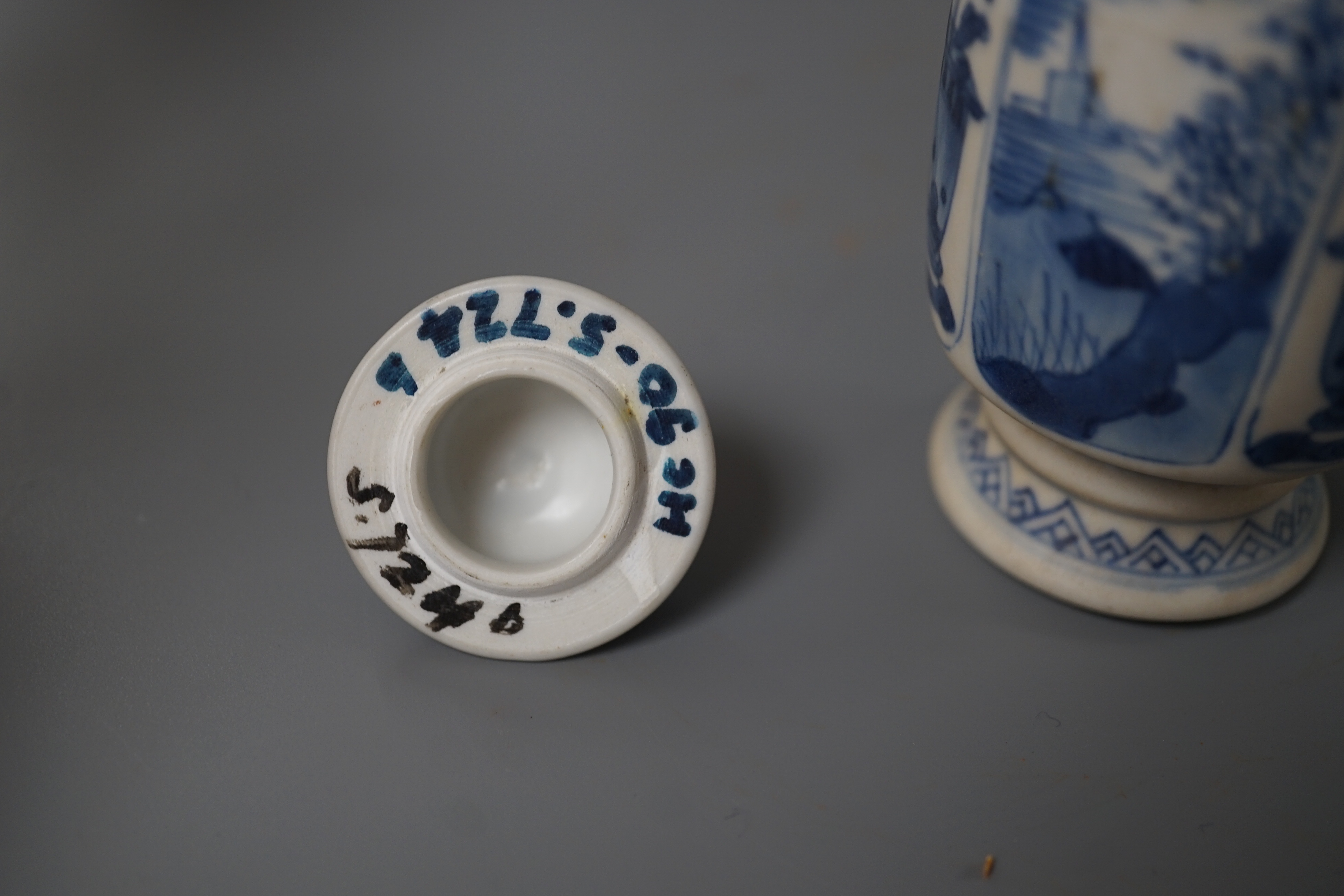 A small lidded Chinese blue and white Vung Tau cargo vase, Qing dynasty 15cm